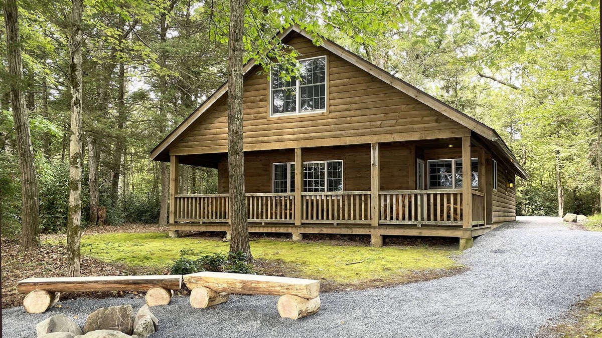 Reeders Cabin | Luxurious Lake View Log Cabin with Firepit in the Poconos