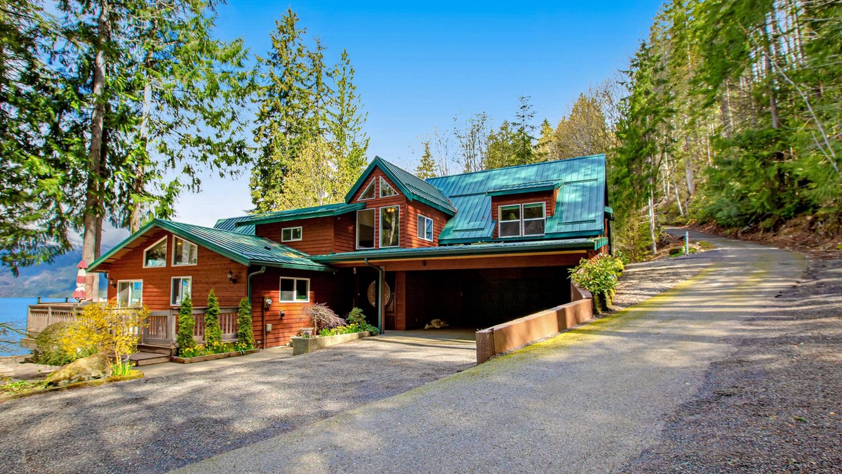 Hoodsport House | Luxurious lakefront home with matchless mountain view & private hot tub- dogs OK