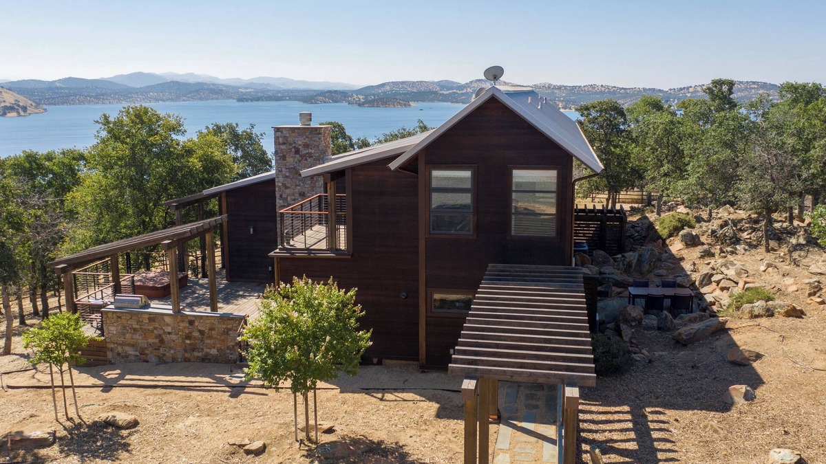 Tuolumne County House | Luxurious Lakeside Estate with Expansive Views and Privacy on over 50 Acres!