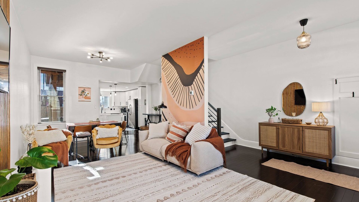 Lancaster House | Luxurious Lancasater home [6 beds - 10 guests]! FREE parking! Clean + walkable!