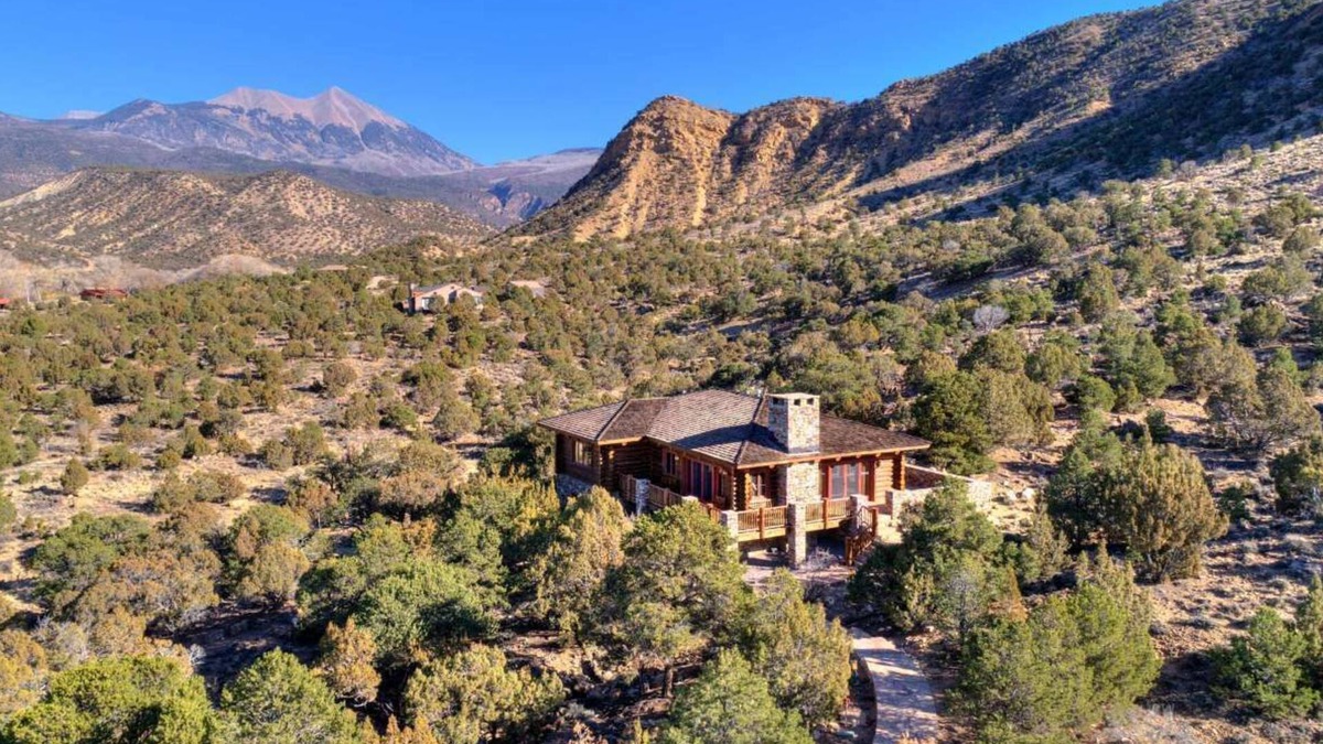 Spanish Valley House | Luxurious Log Cabin Near Moab & Red Rock Canyons!