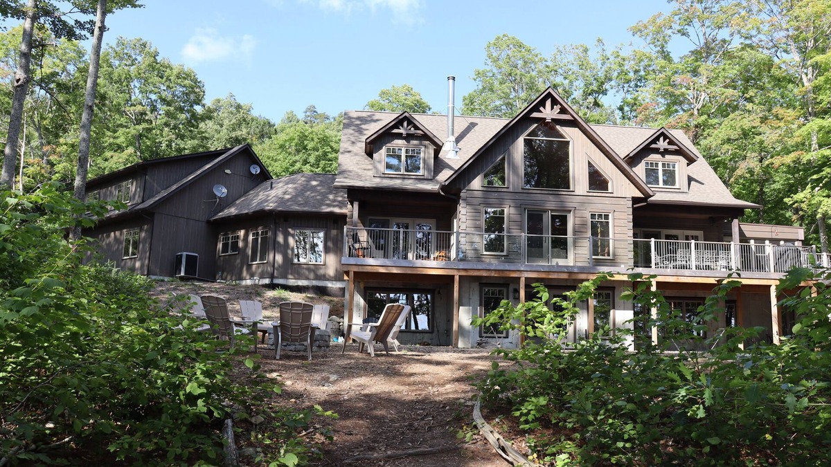 Dysart et al House | Luxurious log cottage with 600-feet of waterfront, 90 Acres.