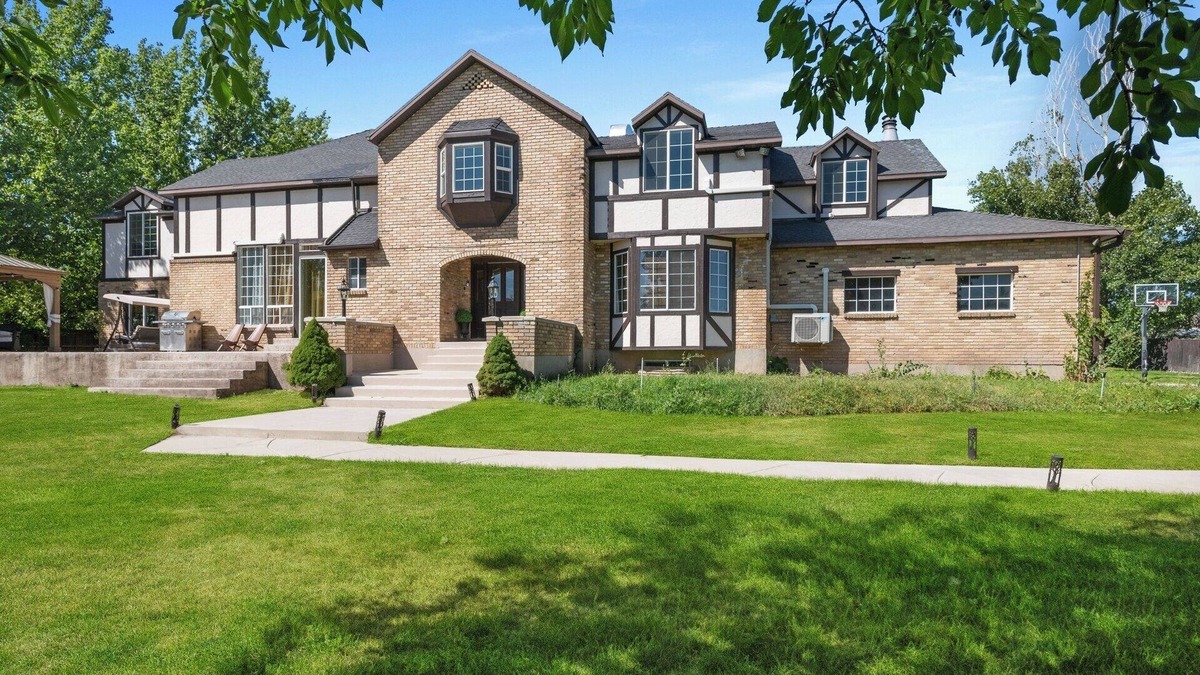 Bluffdale House | Luxurious Mansion w Orchard & Double Pickleball & Spa