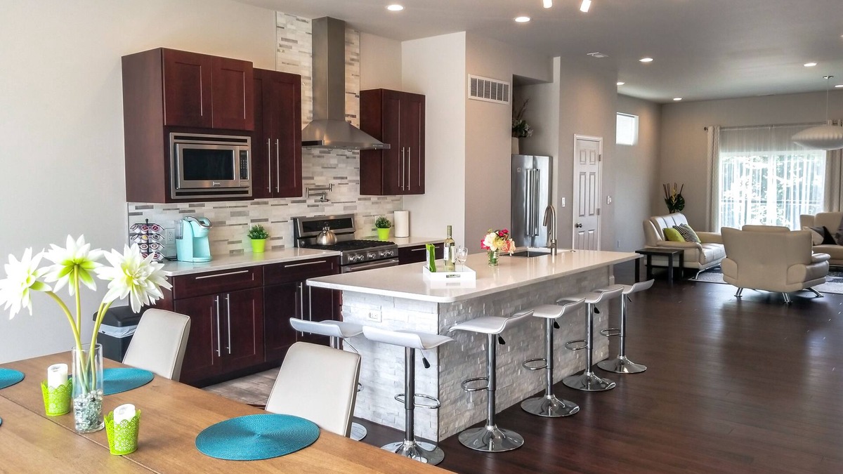 The Gate House | Luxurious & Modern. 4-story 5BDR House. Rooftop Deck w/amazing Arch Views!