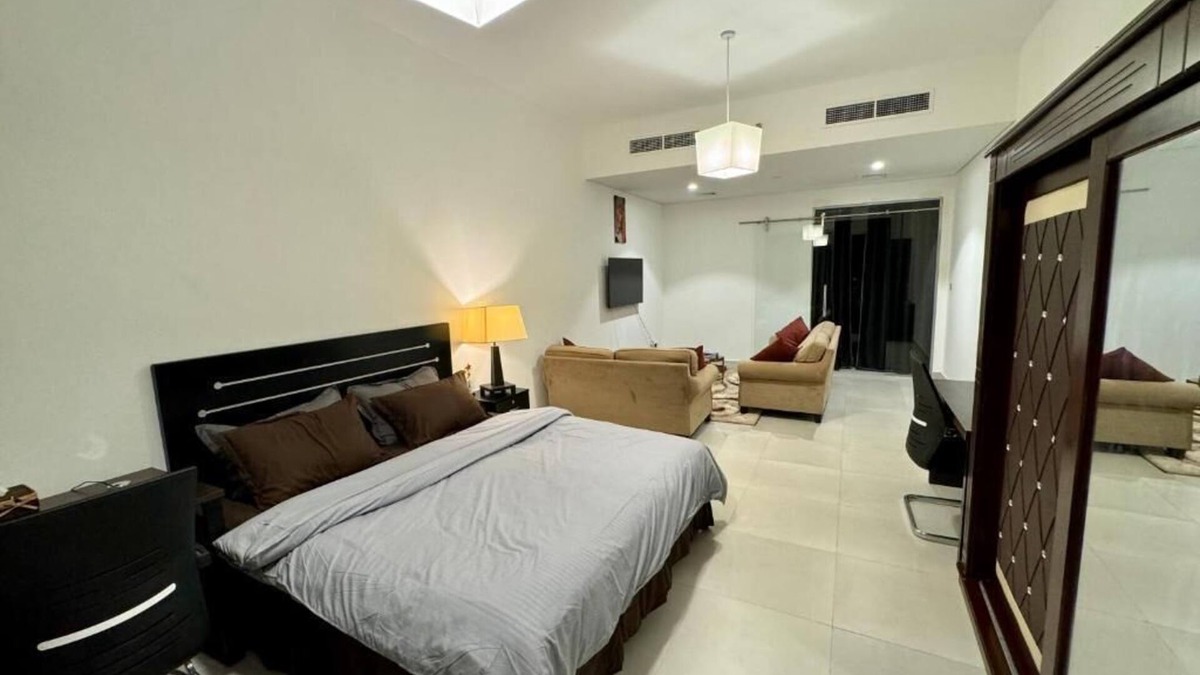 Al Muraqqabat Apartment | Luxurious Modern Apartment with Patio, Kitchen, Pool