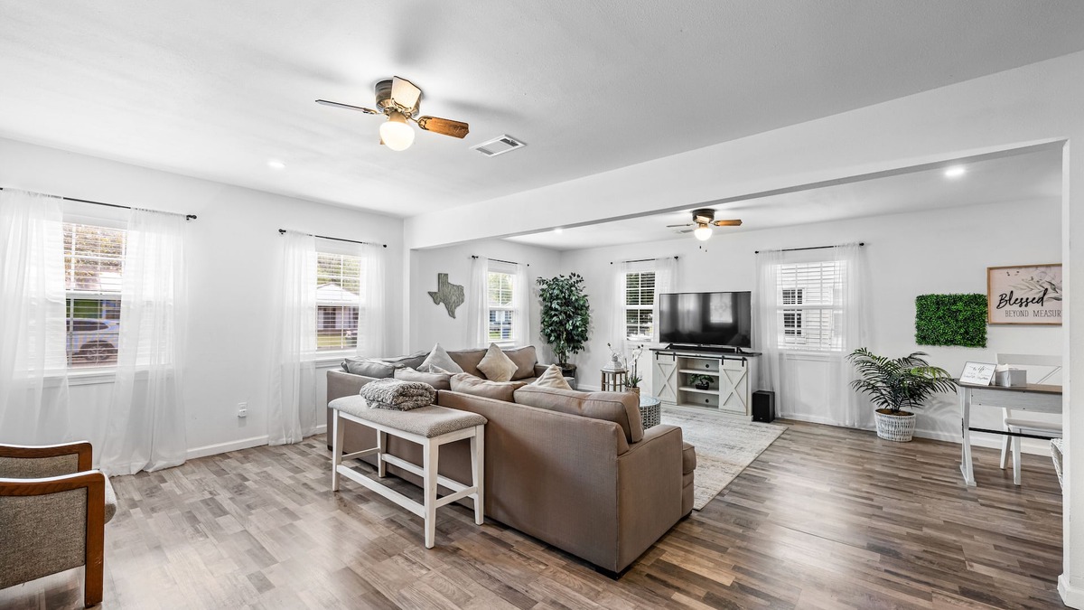 Angleton House | Luxurious Modern Farmhouse 3BR/2BA