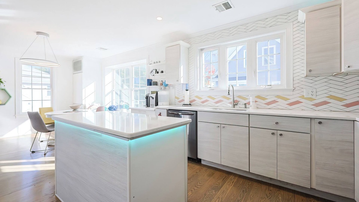 Quincy House | Luxurious Modern Smart Home in Quincy, near Beach and Boston