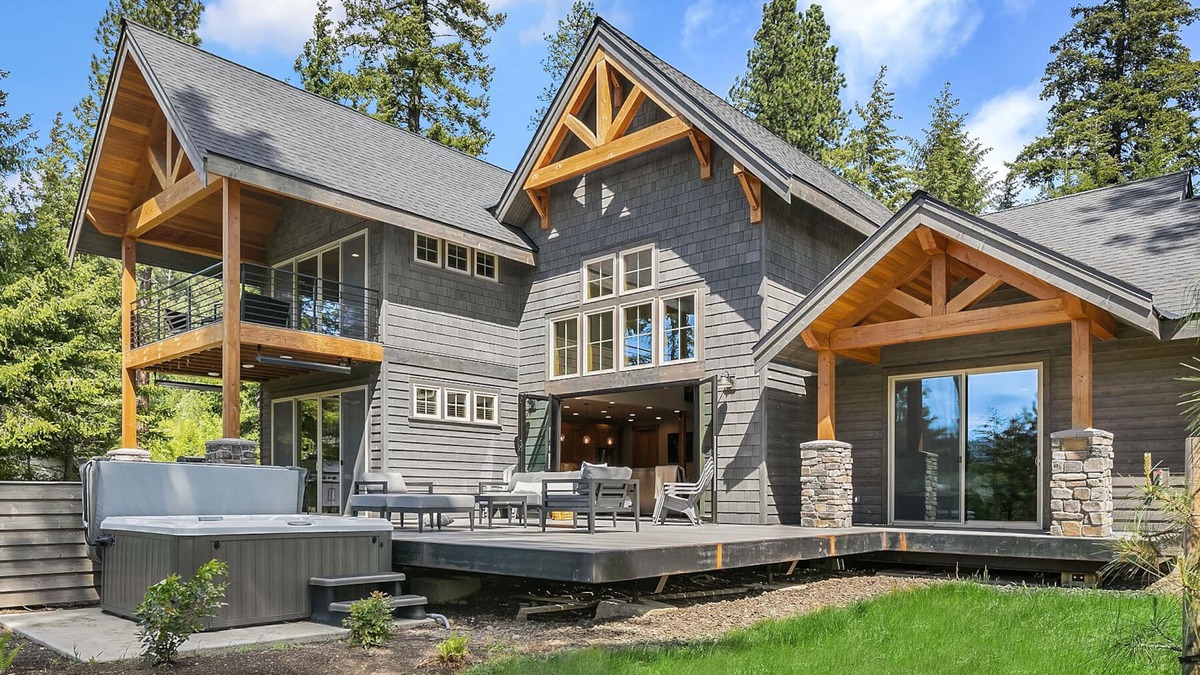 Cle Elum House | Luxurious Mountain Estate! Hot Tub | WiFi | Game Room and more!