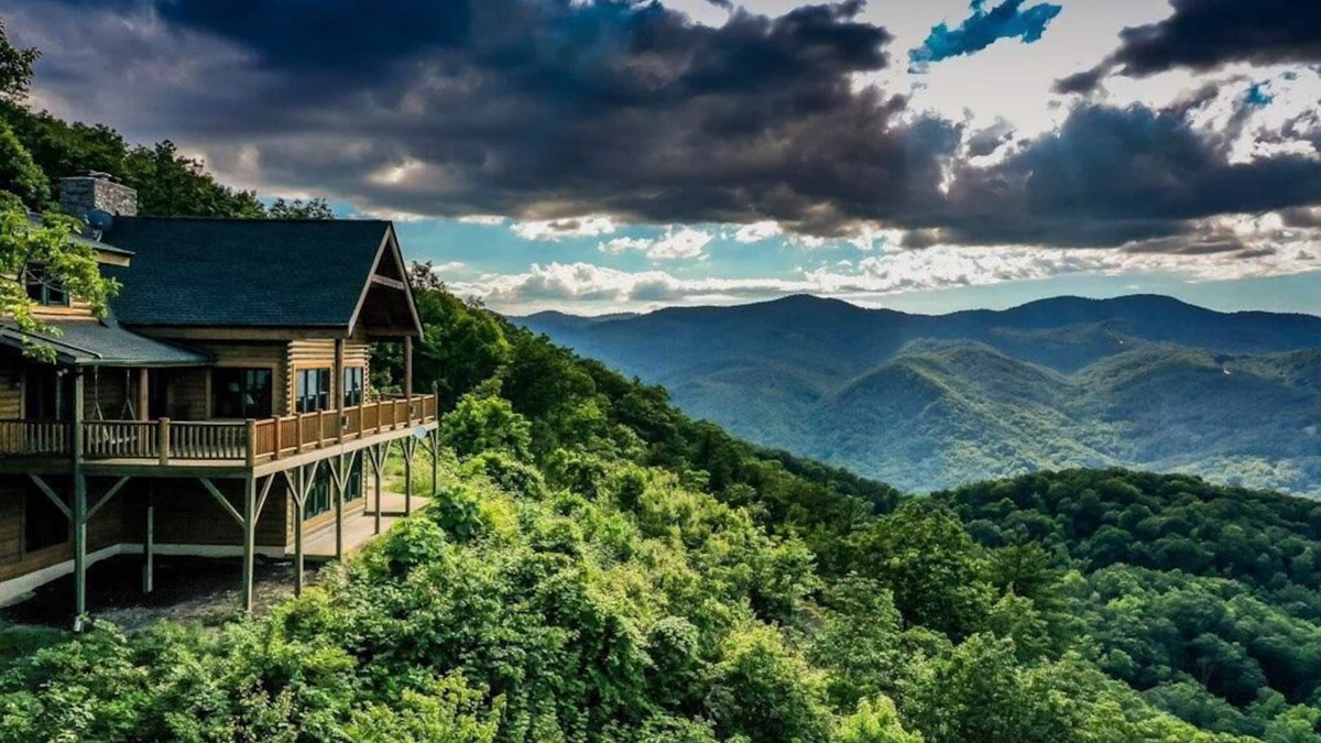 Lake Lure Cabin | Luxurious Mountain Retreat with Amazing Views