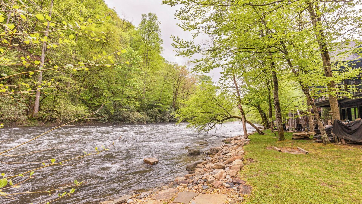Nantahala House | Luxurious Nantahala River Front 5-bedroom home located in the Nantahala Gorge