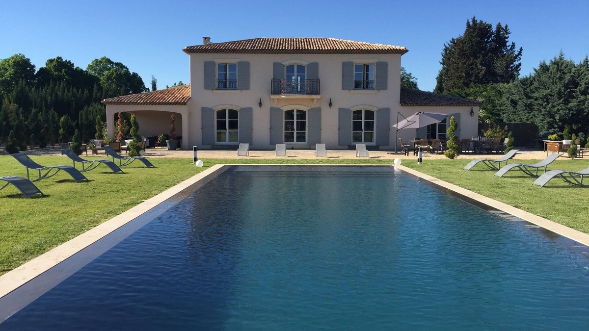 Aix-en-Provence House | Luxurious new contemporary country house of 350 m2 with mirror pool