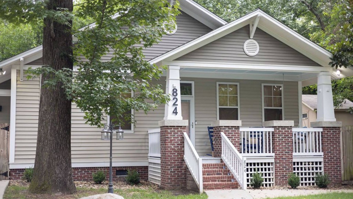Earlewood House | Luxurious & Newly Renovated 3 BR Bungalow - Minutes from USC - Sleeps 8
