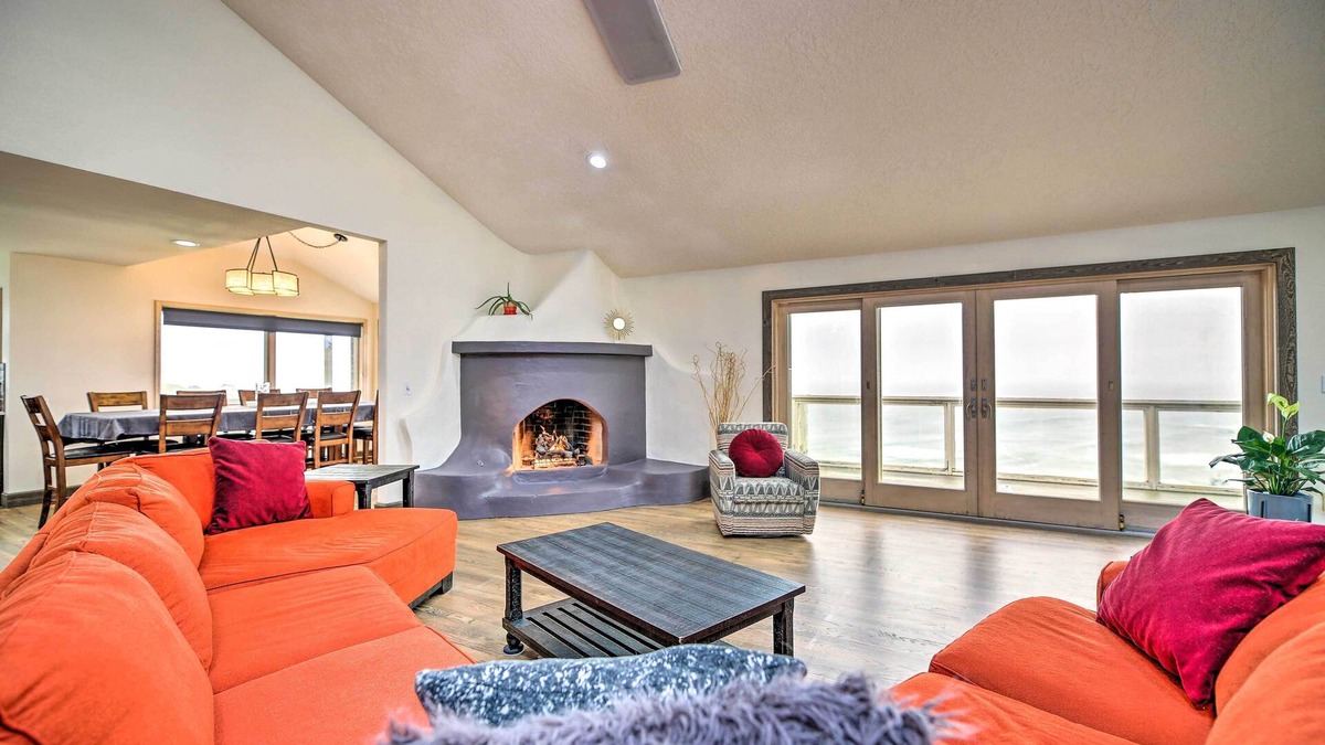 Agate Beach House | Luxurious Newport Estate w/Spa & Lighthouse Views