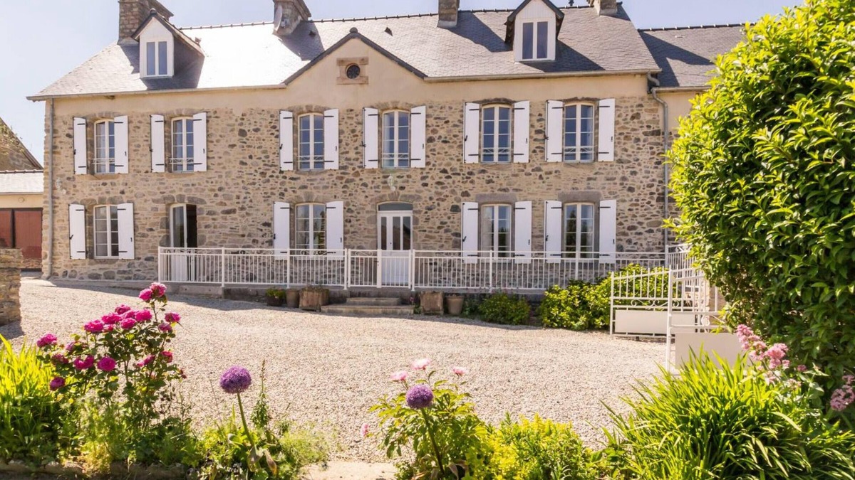 Camprond Cottage | Luxurious Normandy Retreat: 8 BR, Sauna, Swedish Bath, Pet-Friendly, Perfect for Gatherings!
