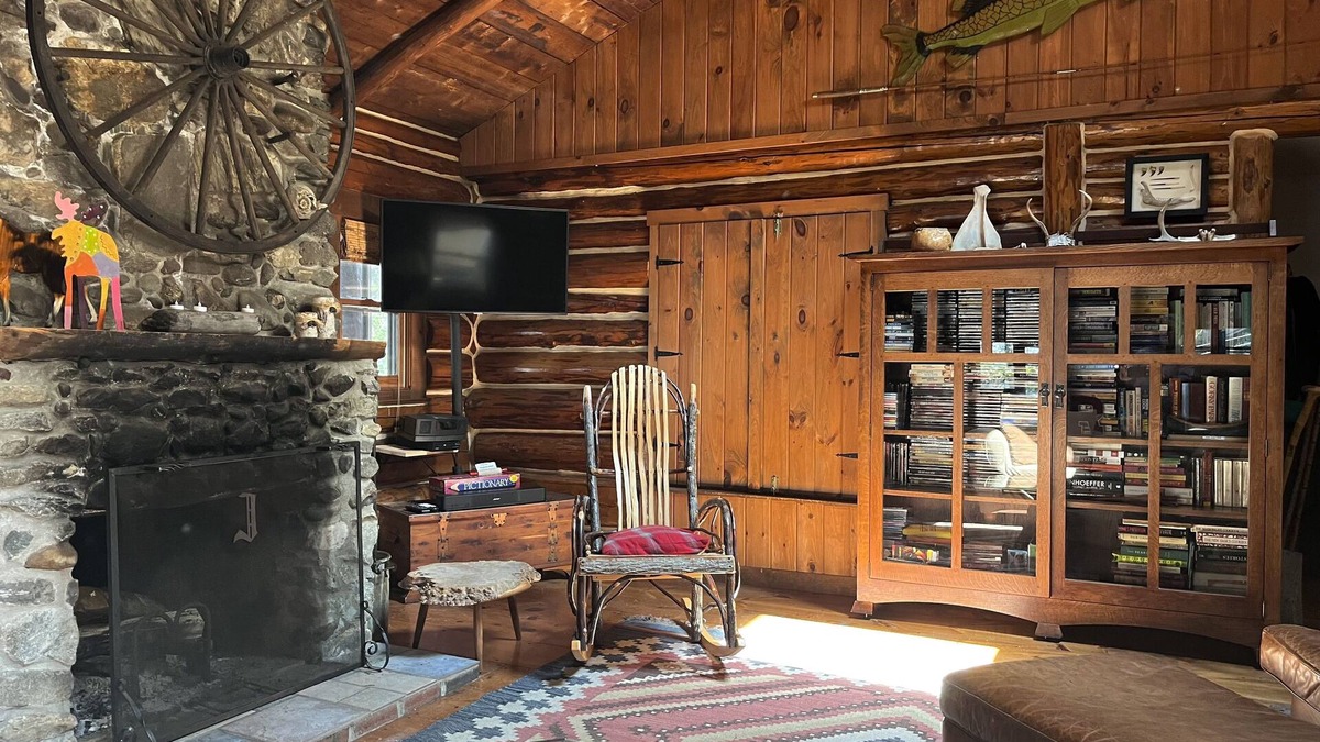 Moro Cabin | Luxurious Off the Grid Log Cabin