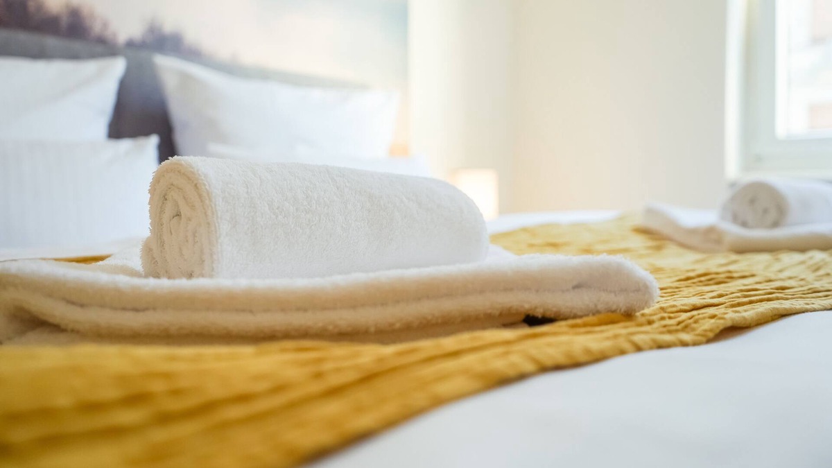 Hauptbahnhof Condo | Luxurious old building for 8 guests with comfortable box spring beds