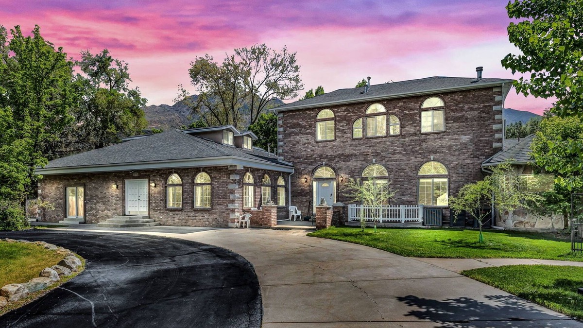 Holladay House | Luxurious Private Estate with Hot Tub. Game Room, Grand Piano- Near Ski Resort