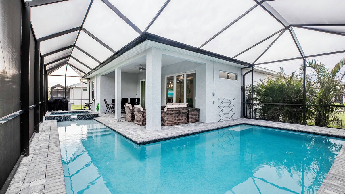 Long Meadow House | Luxurious Retreat 4BR/3.5 BA Heated pool/spa
