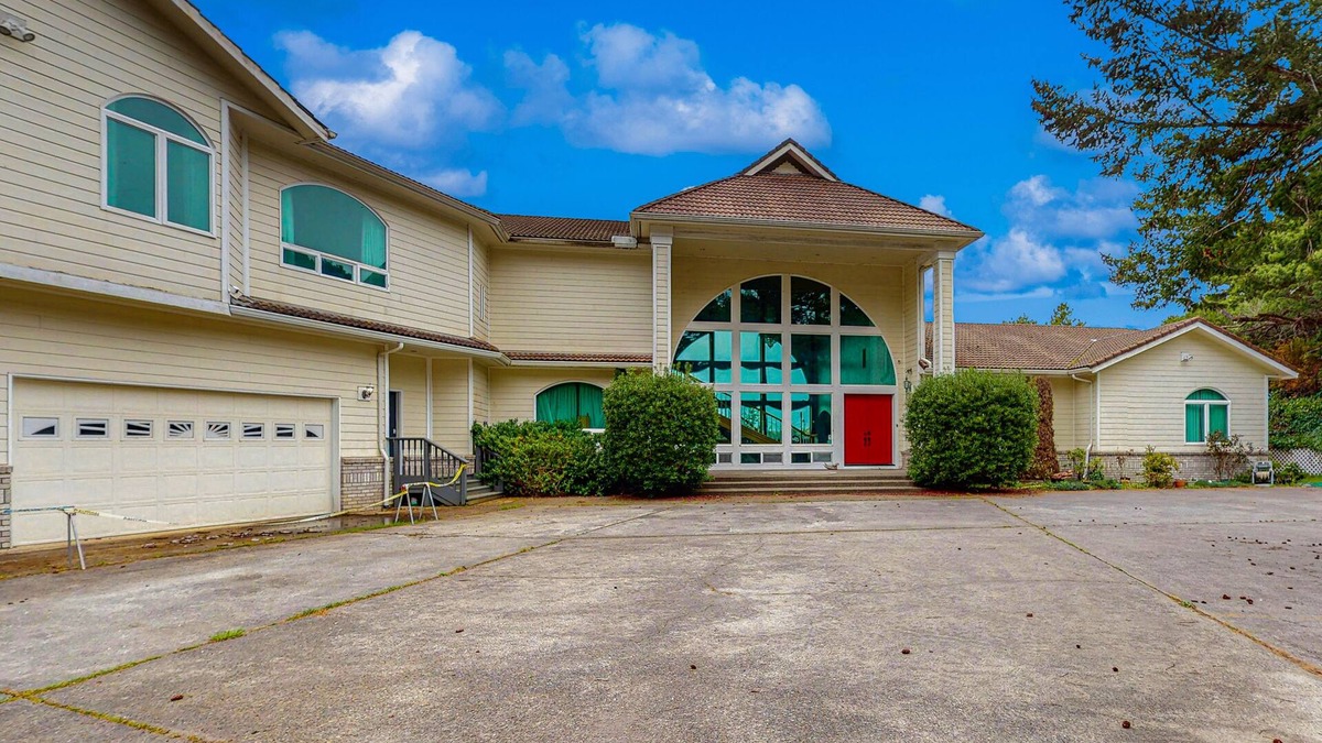 Florence House | Luxurious Riverfront House w/River Views, Private Sauna, Pool Table, & Free WiFi