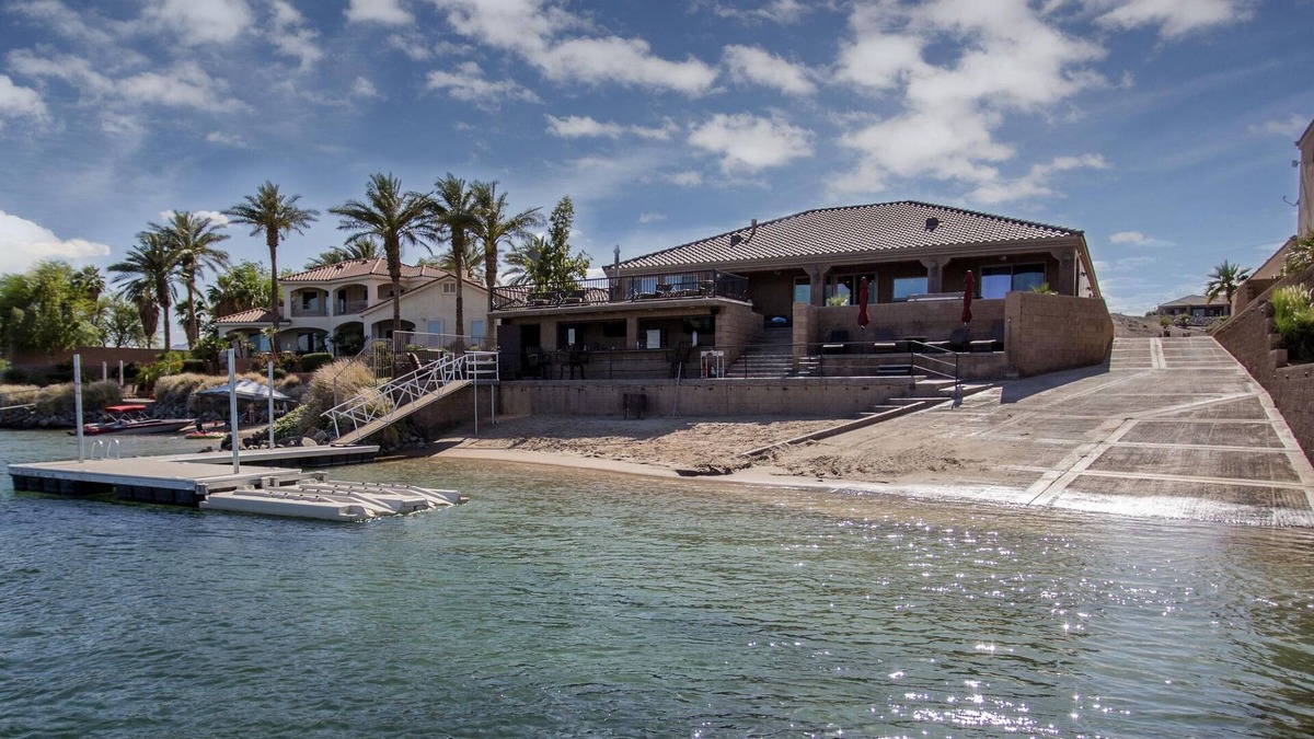 Bullhead City House | Luxurious Riverfront Home W/Private Beach & Waterfront Bar/HEATED POOL