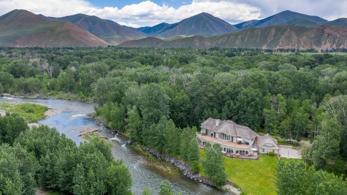 Hailey House | Luxurious Riverfront retreat- fishing, skiing, hiking, biking at your doorstep