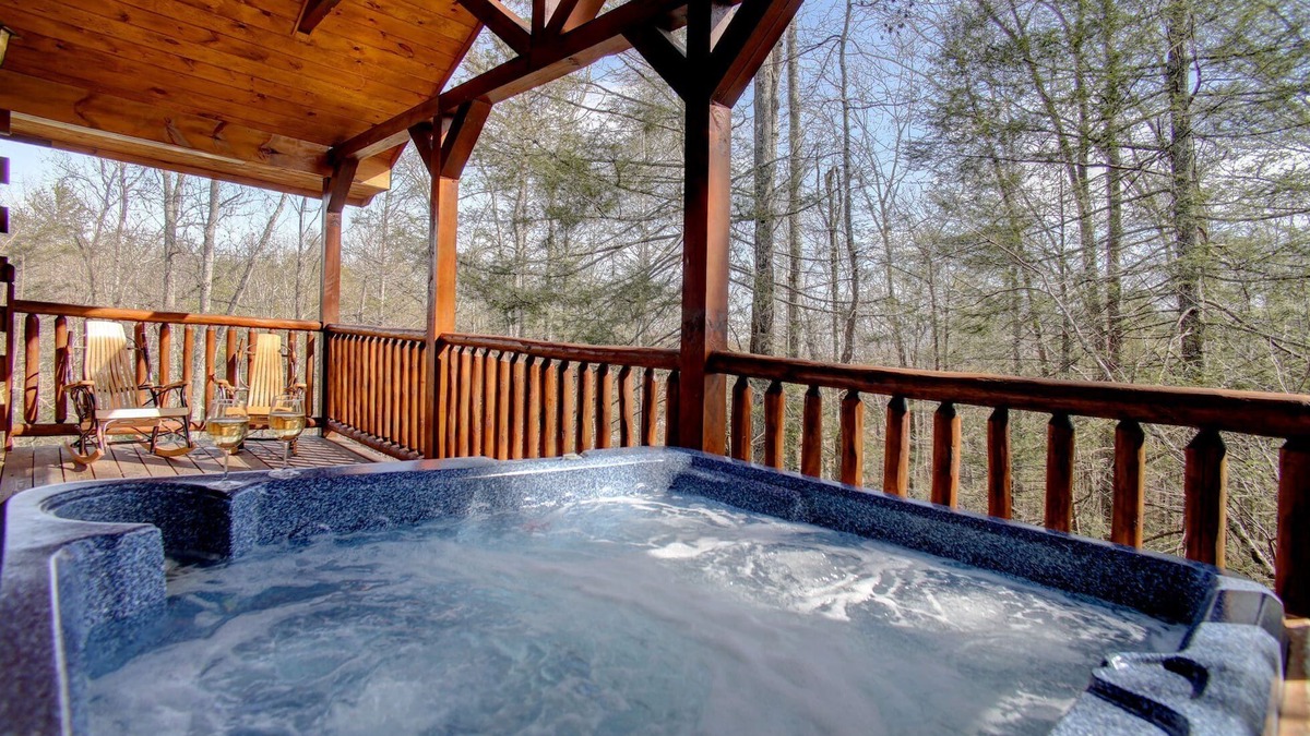 Hemlock Hills Cabin | Luxurious, Romantic, Cozy Cabin/Great Reviews/Close to Town/Clean/Hot tub!
