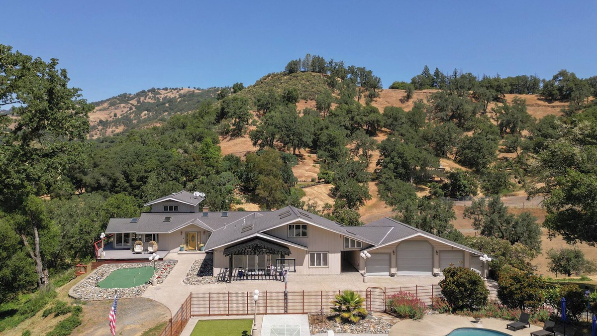 Ukiah House | Luxurious & Serene Estate: Sleeps 20, Pool, Games!