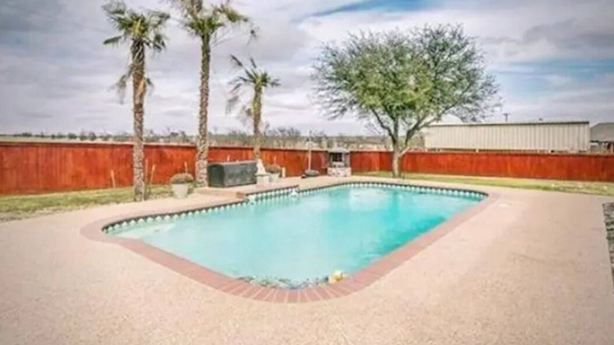 Cleburne House | Luxurious & Spacious 6BR w/Pool/Kayak/Lake/Golf