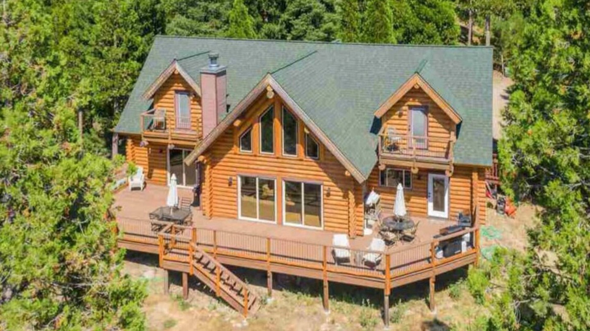 C-Road Cabin | Luxurious & spacious log cabin rental. Family friendly. Lots of amenities.