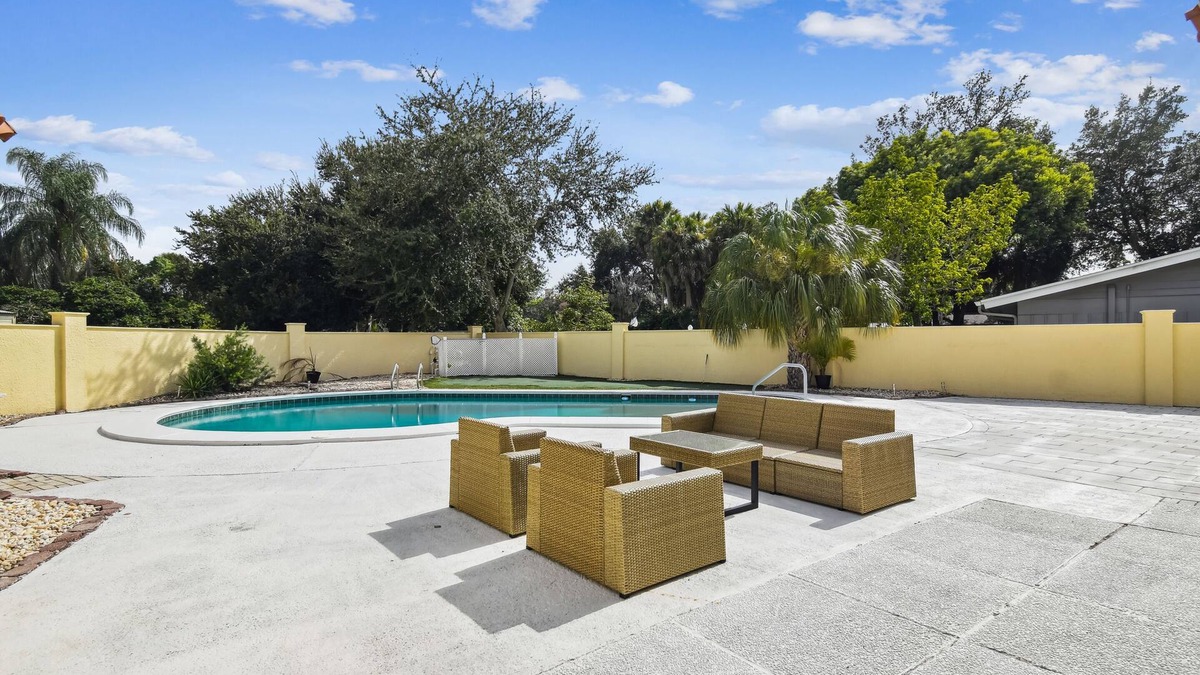Carrollwood House | Luxurious Spacious Modern House w/AC + Heated Pool