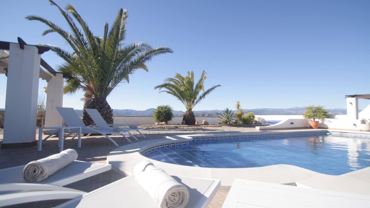 Locaiba Villa | Luxurious, spacious villa with very large garden and swimming pool.