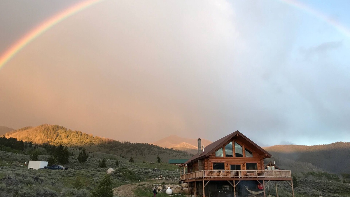 Polaris Cabin | Luxurious SW Montana Log Cabin near Maverick Mountain skiing & Elkhorn Hotspring