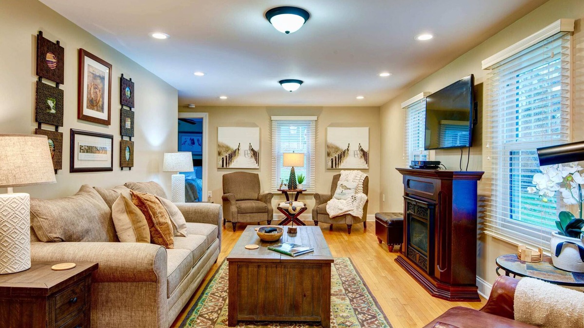 Skaneateles House | Luxurious, Three Bedroom, Pet Friendly Home. Walk to Village!