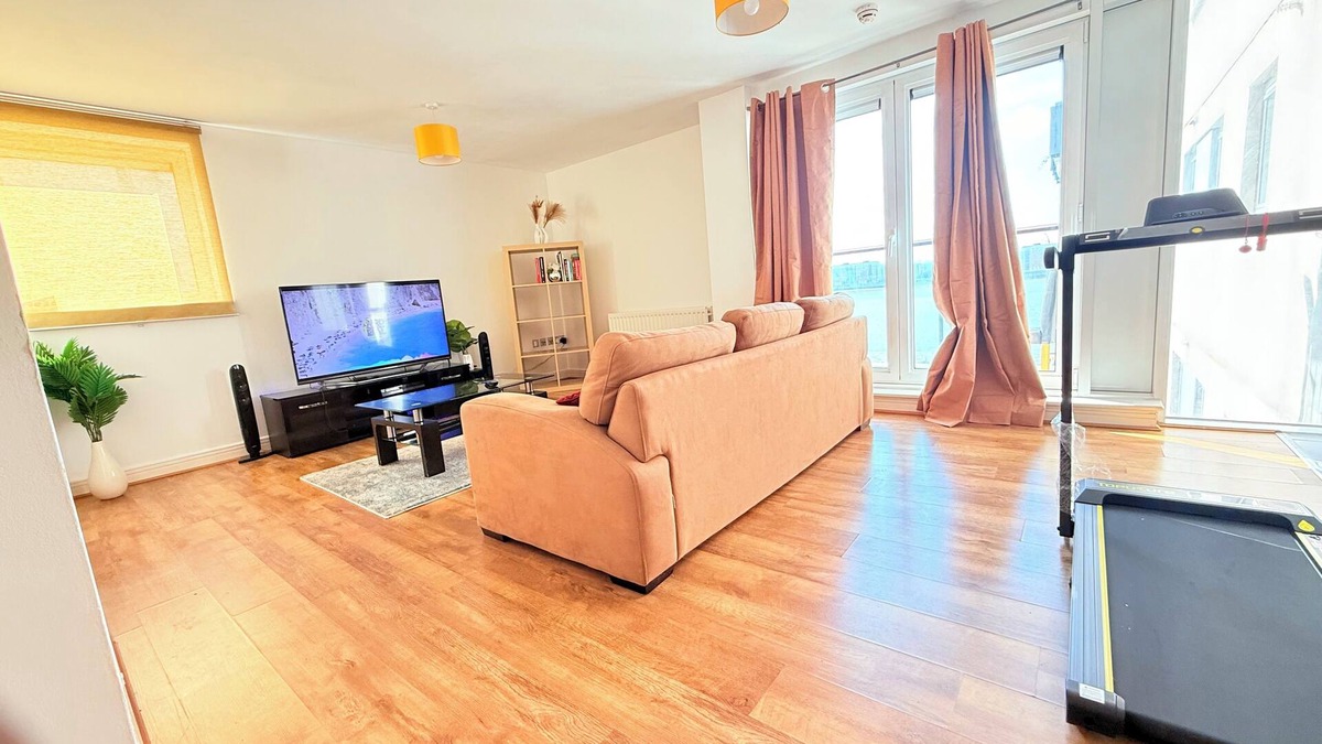 Royal Docks Apartment | Luxurious two bedroom with en-suite bathroom with a running machine included.