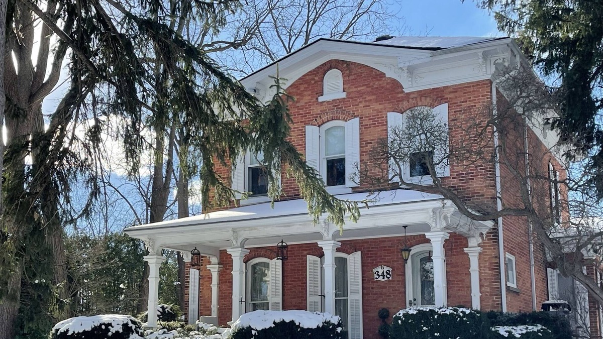 Simcoe Villa | Luxurious Victorian Home perfect for getaway! Sleeps 9, hot tub/sauna, fireplace
