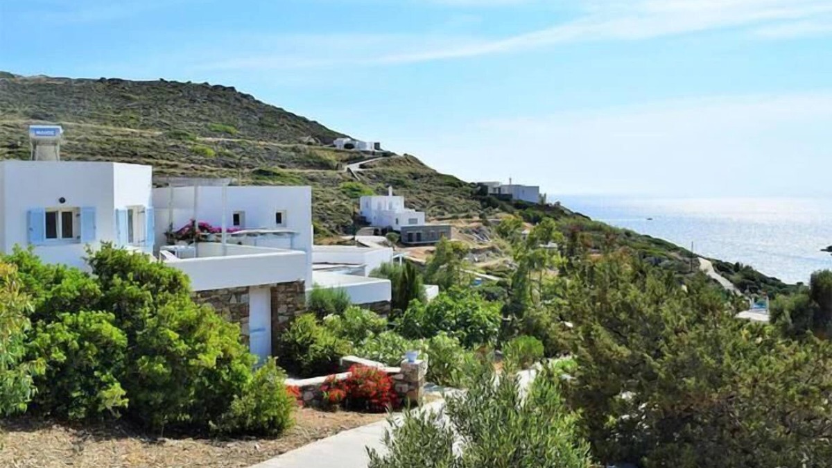 Delfini Villa | Luxurious Villa on the famous glp cat sanctuary