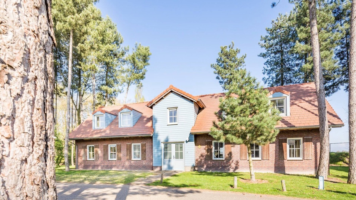 Municipality of Weert Villa | Luxurious villa with 5 bathroom, with a bath, near a reserve