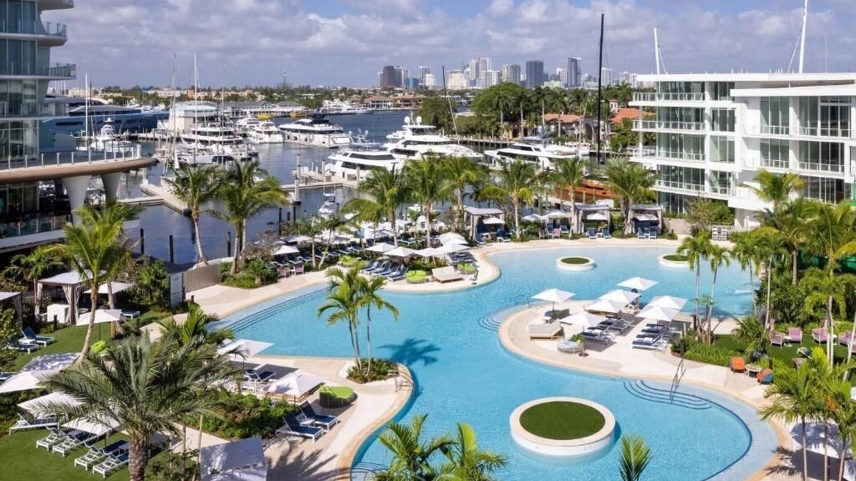 17th Street Causeway Hotel | Luxurious Waterfront Room w/Spacious Balcony + Marina View