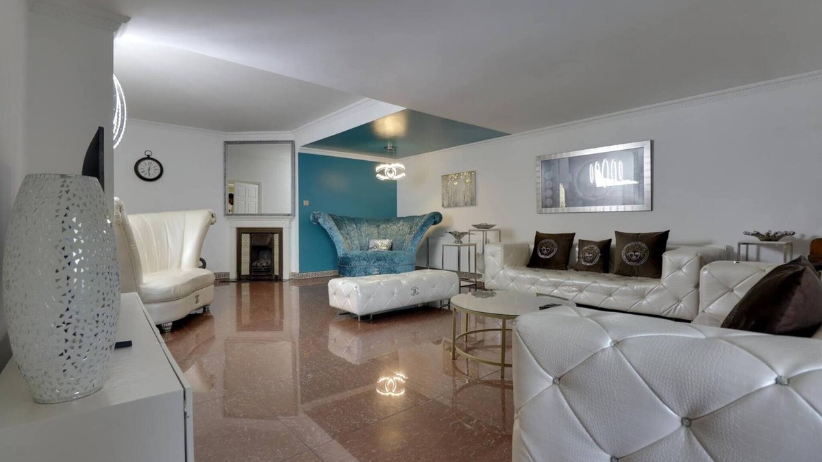 London Borough of Ealing House | Luxurious West London Retreat With Hot Tubs & Easy Access to Central London