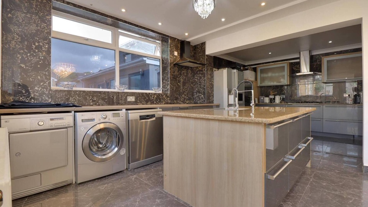 London Borough of Ealing House | Luxurious West London Retreat With Hot Tubs & Easy Access to Central London