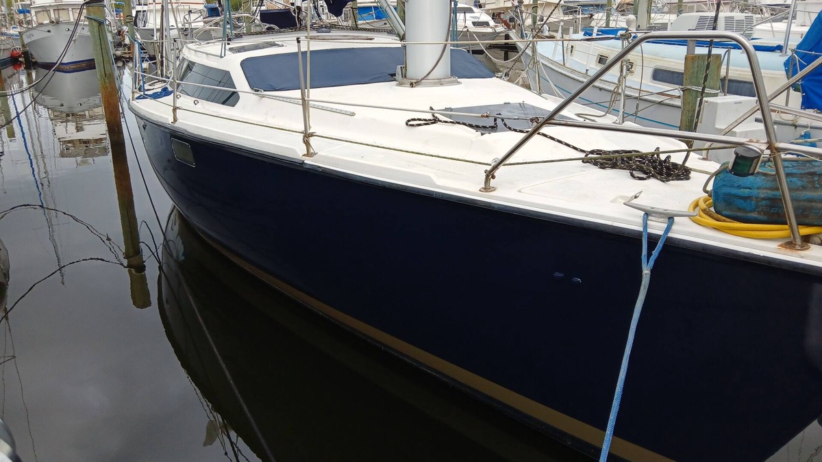 Edgewater Landings Boat Rental | Luxurious yacht with 2 bedrooms and WiFi, in beautiful Merritt Island