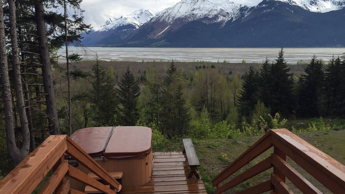 Haines House | Luxurious Yurt with 3 bedrooms with stunning views and whirlpool
