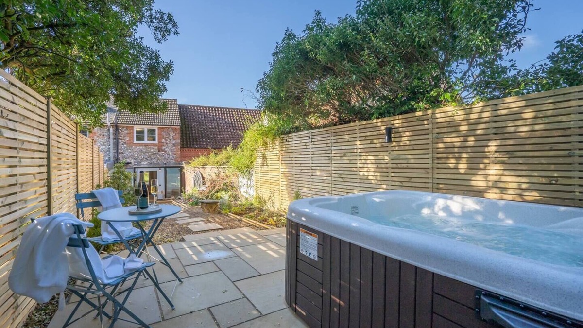 Great Massingham Cottage | Luxury 1 bed cottage with hot tub and log burner