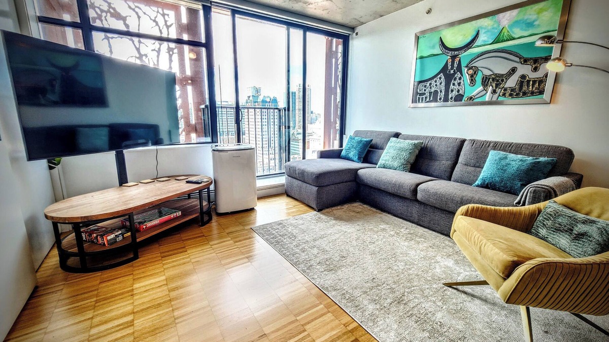 Gastown Apartment | Luxury 1BR Gastown Condo | Water Views + Contactless Check-In | Parking Nearby