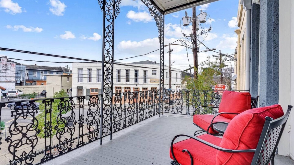 Lower Garden District Condo | Luxury 1BR Next to Il Mercato - Modern, Balcony, Prime Location for Couples Exploring Magazine St
