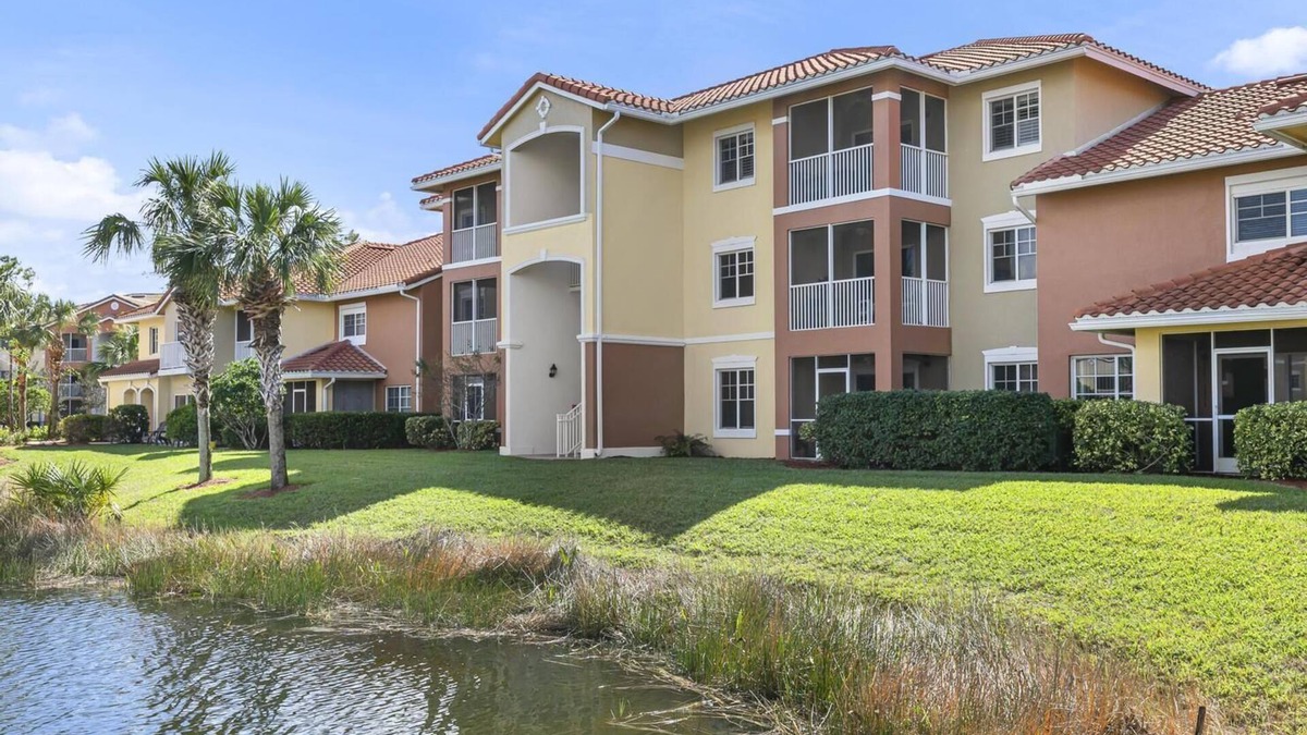 Biggar Condo | Luxury 1st floor condo w/Fountain view - centrally located to airport and beach