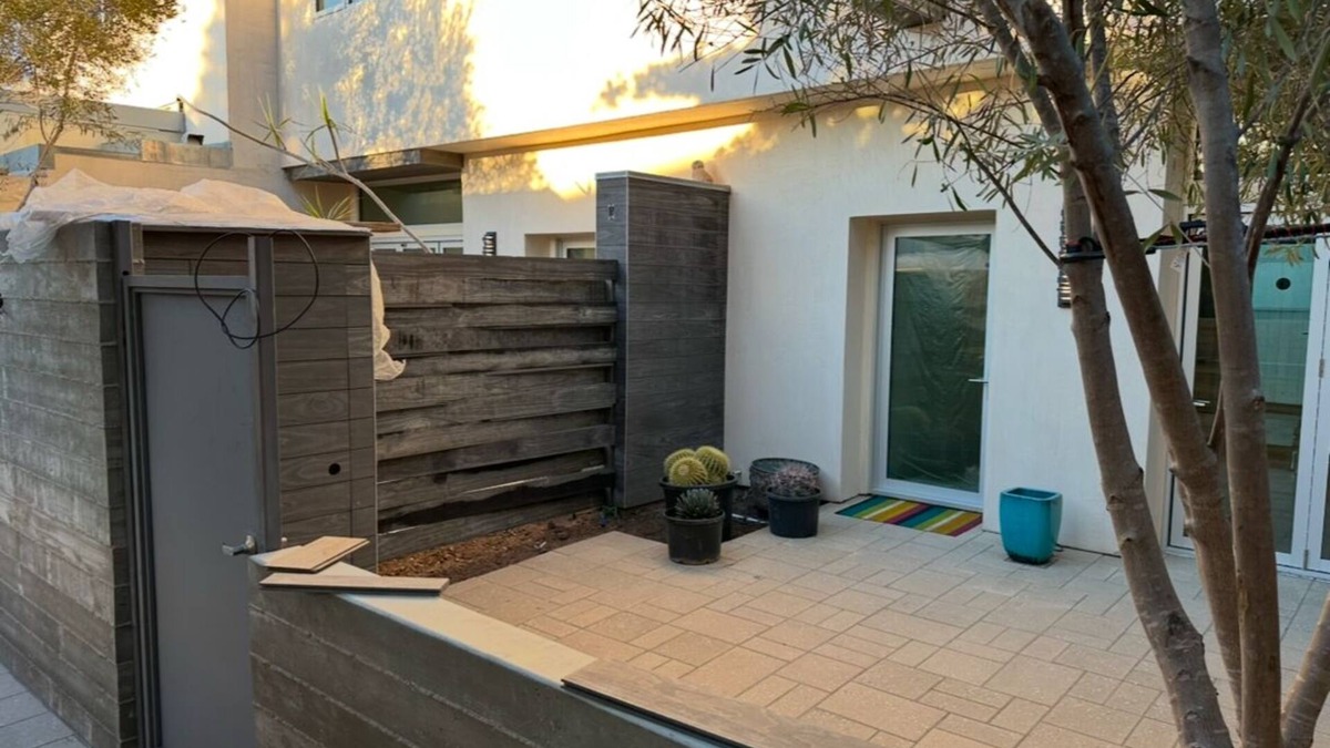 Sunset Park House | Luxury 2+2 townhome in beautiful Santa Monica with small office space and yard.