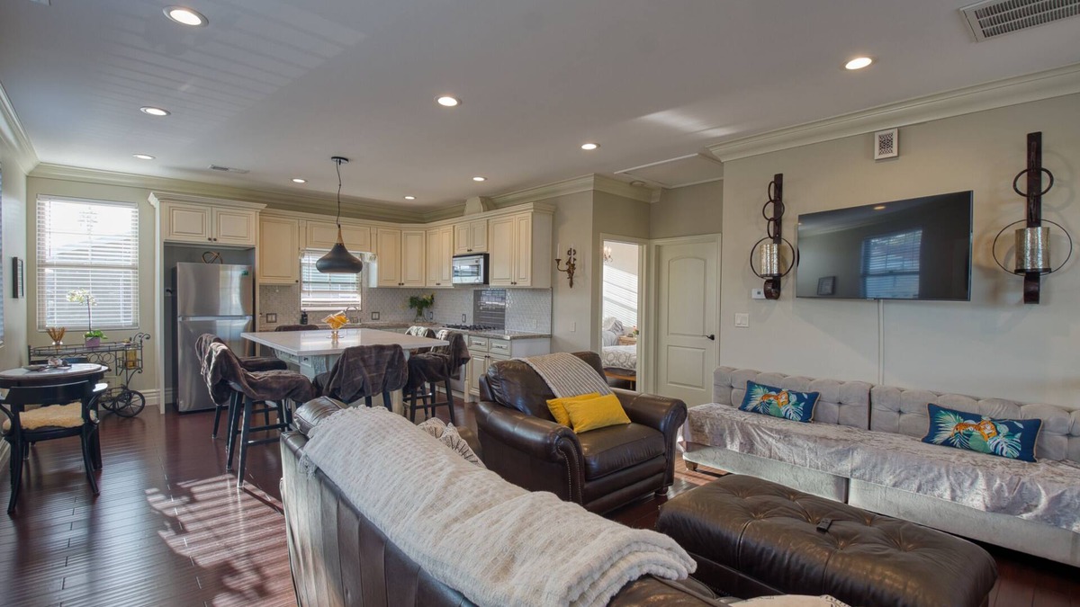 Old Town Apartment | Luxury 2 bed 1 bath in nice neighborhood.