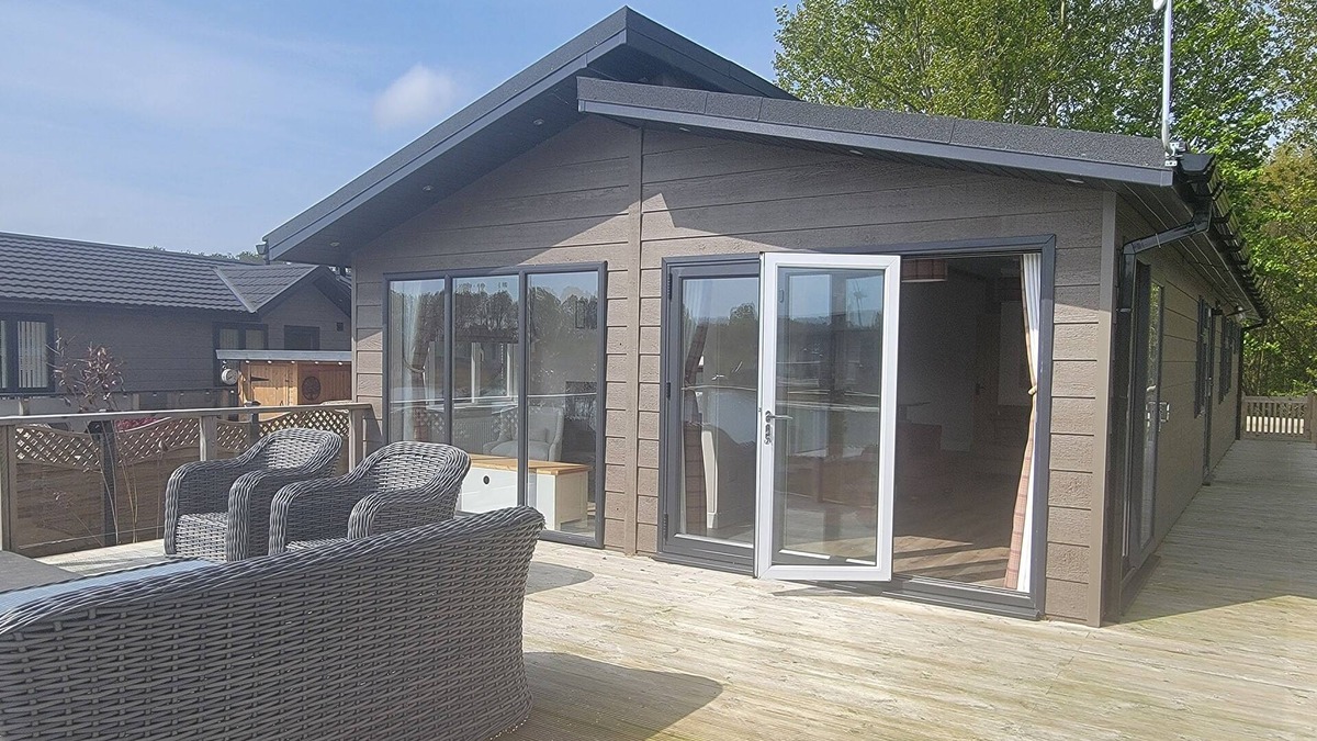 Arnold Cabin | Luxury 2-bed Lodge in Routh, Sleeps 4 With Hot Tub
