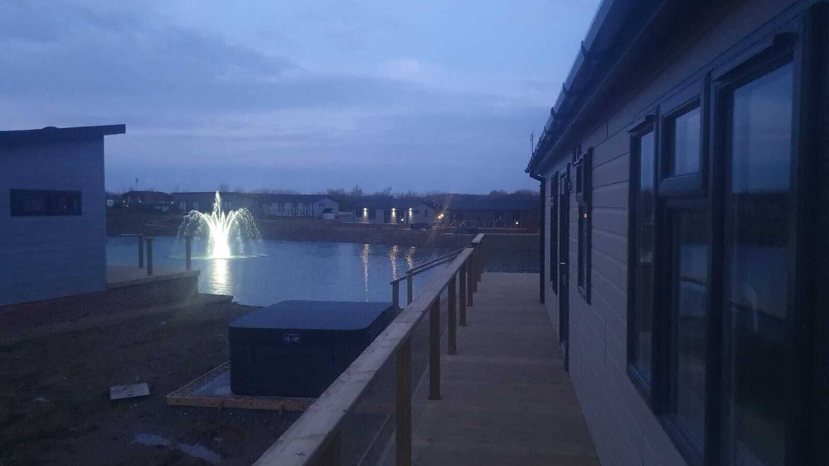 Arnold House | Luxury 2-bed Lodge in Routh, Hottub & Pet Friendly